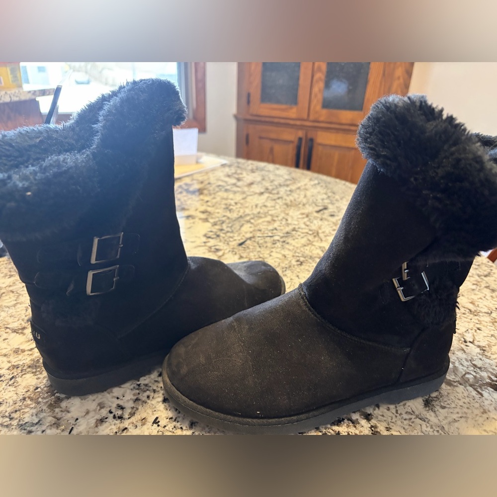 Women’s Size 8 Makalu black boots.